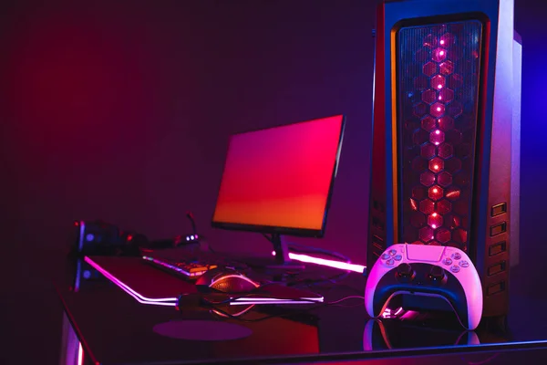 电脑与电子游戏配件的组合 带有霓虹灯背景的复制空间 电子游戏和数字连接概念数字生成的图像 — 图库照片