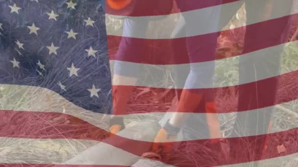 Animación Bandera América Sobre Hombre Caucásico Con Engranajes Seguridad Recogiendo — Vídeos de Stock