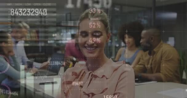 对在职时微笑的高加索女人的肖像进行统计数据处理的动画 计算机接口和业务数据技术概念 — 图库视频影像