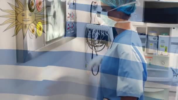 Анимация Размахивания Флагом Аргентины Над Расовой Женщиной Врачом Осматривающей Рентгеновские — стоковое видео