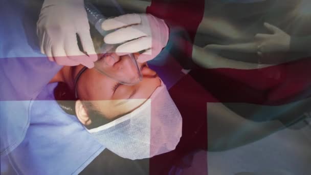 Ngiliz Bayrağının Animasyonu Kadın Hastanın Oksijen Maskesini Ayarlayan Çeşitli Doktor — Stok video