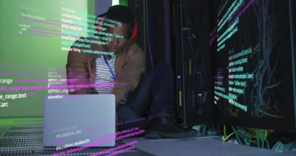 Sunucu Odasında Çalışan Dizüstü Bilgisayarla Afro Amerikan Erkek Mühendis Üzerinde — Stok video