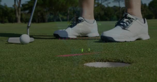 ゴルフクラブでボールを打つ白人女性の低いセクション上の数字を持つグラフのアニメーション デジタルコンポジット ホール ゴルフコース グリーン スポーツ 競技コンセプト — ストック動画