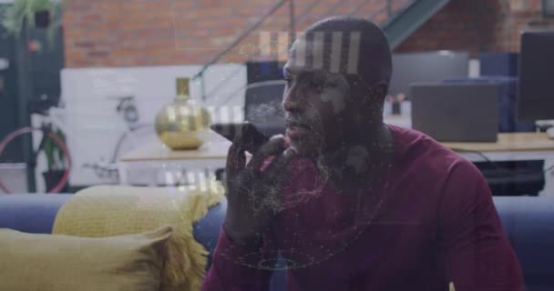 Animering Grafer Glober Datorspråk Afrikansk Amerikansk Man Talar Högtalare Mobiltelefon — Stockvideo