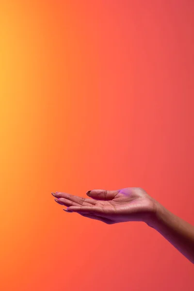 鸟类女性手的垂直图像 并在霓虹灯红色至橙色背景上复制空间 数字网络 全球连接和通信技术 — 图库照片