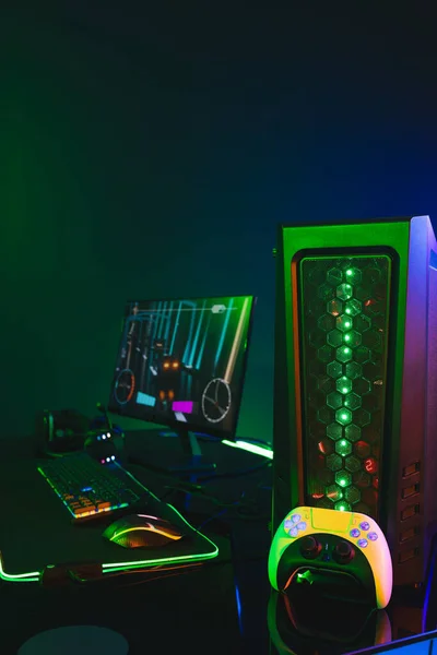 Vertikal Bild Datorn Med Videospel Tillbehör Med Kopia Utrymme Neon — Stockfoto