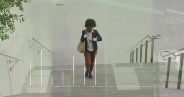Анимация Африканской Американки Разговаривающей Телефону Смотрящей Часы Поднимаясь Лестнице График — стоковое видео