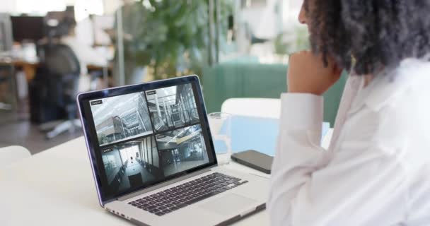 Oficial Segurança Biracial Feminino Assistindo Vistas Câmeras Cftv Laptop Escritório — Vídeo de Stock