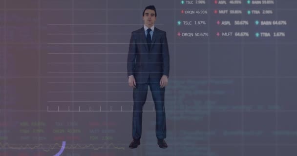 グラフ ローディングサークル トレーディングボード 白い背景に立っている白人男性のアニメーション デジタル複合 複数の露出 レポート ビジネス 株式市場コンセプト — ストック動画