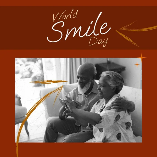 Kompozyt Świata Uśmiech Dzień Tekst Zróżnicowana Para Seniorów Uśmiechających Się — Zdjęcie stockowe