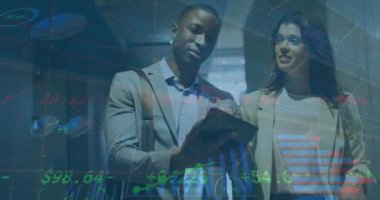 Grafiklerin animasyonu, ticaret kurulu, çeşitli iş arkadaşlarının ofiste yürürken tartışmaları. Dijital bileşik, çoklu pozlama, rapor, iş dünyası, borsa, takım çalışması ve teknoloji.