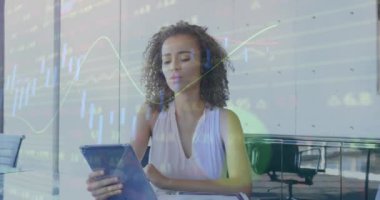 Ofisteki video konuşmasında konuşan melez kadınlara karşı borsa veri işleme animasyonu. Küresel ekonomi ve iş veri teknolojisi kavramı