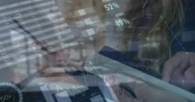 Ofiste dijital tablet kullanan bir adamın orta kesiminde istatistiksel veri işleme animasyonu. Bilgisayar arayüzü ve iş veri teknolojisi kavramı