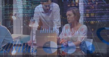 Ofiste dizüstü bilgisayarla tartışan kadın ve erkeğin istatistiksel veri işleme animasyonu. Bilgisayar arayüzü ve iş veri teknolojisi kavramı