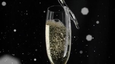 Siyah arka planda hareket eden şampanya kadehleri ve merceklerin canlandırılması. Dijital bileşim, olay, alkol, içki, içki ve kutlama konsepti.