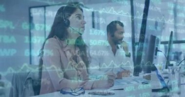 Beyaz kadın müşteri temsilcisinin müşteri temsilcisi üzerinden ticaret kurulunun animasyonu. Dijital bileşik, çoklu pozlama, iş dünyası, borsa, çağrı merkezi ve teknoloji konsepti.