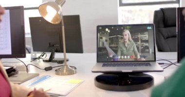 Kafkasyalı iş kadınıyla ekranda video bağlantısı olan bir laptop. Çevrimiçi bağlantılar, iş ve ağ oluşturma kavramı.