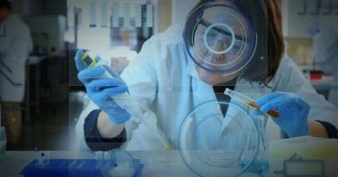 Grafik animasyonu, daireler yükleme, beyaz kadın bilim adamı test tüpünden sıvı örneği alıyor. Dijital bileşik, çoklu pozlama, rapor, iş, ilerleme ve araştırma kavramı.