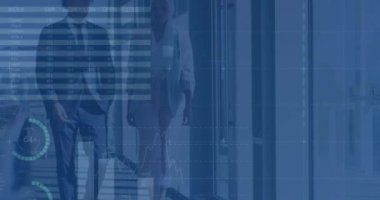 Çeşitli meslekdaşların koridorda tartışıp yürüdükleri bilgi arayüzünün animasyonu. Dijital bileşim, iş dünyası, rapor, performans, planlama, takım çalışması ve ofis kavramı.