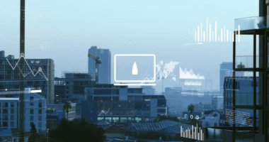Gökyüzüne karşı modern binaların üzerinde birden fazla grafik ve haritanın animasyonu. Dijital bileşik, çoklu pozlama, rapor, iş dünyası, küresel, veritabanı, soyut ve mimari kavram.