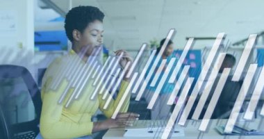 Ofiste gülümseyen Afrikalı Amerikalı bir kadının portresine karşı veri işleme animasyonu. Bilgisayar arayüzü ve iş teknolojisi kavramı