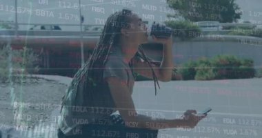 Sokakta kahve içen Afro-Amerikan bir adamın finansal veri işleme animasyonu. Küresel ekonomi ve iş veri teknolojisi kavramı