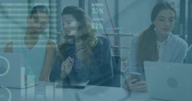 Bilgisayar üzerinde beyin fırtınası yapan çok ırklı meslektaşlar üzerinde hareket eden bilgi arayüzü animasyonu. Dijital bileşim, iş dünyası, rapor, veri, ilerleme, takım çalışması, teknoloji, ofis, fikirler, planlama,