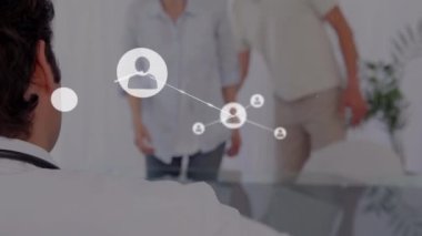 Beyaz bir çiftin erkek doktorla el sıkışmasına karşı profil ikonlarının animasyonu. Küresel ağ ve tıbbi sağlık teknolojisi kavramı