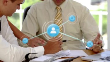 Ofiste tartışan çeşitli iş adamları grubuna karşı dijital simge ağının animasyonu. Küresel ağ ve iş teknolojisi kavramı