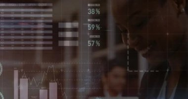 Ofiste akıllı telefon kullanan Afrikalı Amerikalı bir kadının istatistiksel veri işleme animasyonu. Bilgisayar arayüzü ve iş veri teknolojisi kavramı