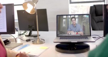 Kafkasyalı iş adamının ekranında görüntülü konuşma yaptığı bir laptop. Çevrimiçi bağlantılar, iş ve ağ oluşturma kavramı.