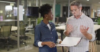 Çoklu grafikler, harita, yükleme çubukları, çeşitli iş arkadaşları ofiste ayakta ve tartışıyorlar. Dijital bileşik, çoklu pozlama, rapor, iş, takım çalışması ve ilerleme kavramı.