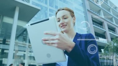 Ofis dışında tablet kullanan beyaz iş kadınının istatistiksel veri işleme animasyonu. Bilgisayar arayüzü ve iş veri teknolojisi kavramı
