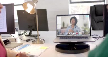 Laptop ekranında Afrikalı Amerikalı iş kadını var. Çevrimiçi bağlantılar, iş ve ağ oluşturma kavramı.