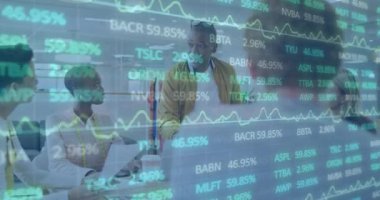 Ticaret kurulunun çeşitli iş arkadaşlarının ofiste dizüstü bilgisayarla raporları tartışması. Dijital bileşik, çoklu pozlama, iş, planlama, takım çalışması, borsa ve teknoloji kavramı.