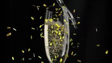 Şampanyanın bardaklara döküldüğü ve sarı konfetilerin siyah arka planda patladığı animasyon. Dijital kompozit, dekorasyon, olay, alkol, içecek, köpük, içki ve kutlama konsepti.