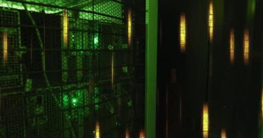 Veri sunucu sistemlerinde hareket eden aydınlatılmış ışıkların animasyonu. Dijital bileşik, ağ oluşturma, geleceksel, güvenlik, veri merkezi, ağ sunucusu, teknoloji kavramı.