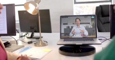 Kafkasyalı iş adamının ekranında görüntülü konuşma yaptığı bir laptop. Çevrimiçi bağlantılar, iş ve ağ oluşturma kavramı.