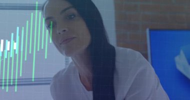 Ofiste dizüstü bilgisayar kullanan beyaz kadın hakkında istatistiksel veri işleme animasyonu. Bilgisayar arayüzü ve iş veri teknolojisi kavramı