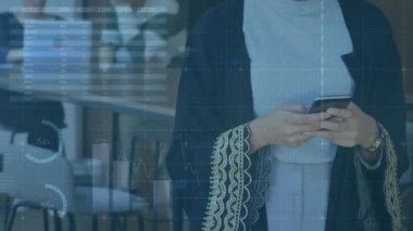 Bir kafede akıllı telefon kullanan bir kadının orta bölümündeki istatistiksel veri işleme animasyonu. Bilgisayar arayüzü ve iş veri teknolojisi kavramı