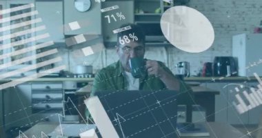 Bilgi arayüzü animasyonu ve kahve içip evde dizüstü bilgisayar başında çalışan beyaz bir adam. Dijital bileşim, iş dünyası, rapor, veri, performans, içki, ev ofisi, teknoloji.