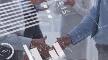 İstatistiksel veri işleme animasyonu iki iş adamının orta kesiminde el sıkışıyor. Bilgisayar arayüzü ve iş veri teknolojisi kavramı