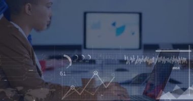 Ofiste dizüstü bilgisayar kullanan Asyalı adama karşı istatistiksel veri işleme arayüzünün animasyonu. Bilgisayar arayüzü ve iş veri teknolojisi kavramı