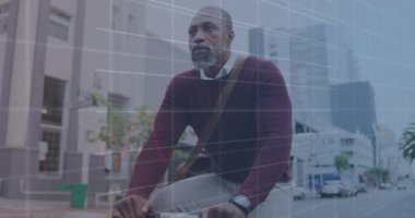 Sokakta bisiklet süren Afrikalı Amerikalı bir adamın istatistiksel veri işleme animasyonu. Bilgisayar arayüzü ve iş veri teknolojisi kavramı