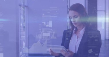 Ofiste tablet kullanan melez iş kadınına karşı istatistiksel veri işleme animasyonu. Bilgisayar arayüzü ve iş veri teknolojisi kavramı