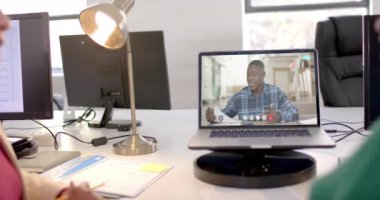 Afro-Amerikalı iş adamı bilgisayar ekranında görüntülü konuşma yapıyor. Çevrimiçi bağlantılar, iş ve ağ oluşturma kavramı.