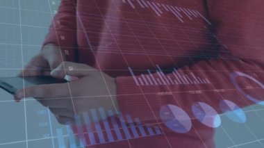 Ofiste akıllı telefon kullanan bir adamın orta kesiminde istatistiksel veri işleme animasyonu. Bilgisayar arayüzü ve iş veri teknolojisi kavramı