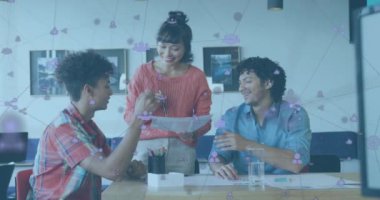 Masada raporları tartışan farklı iş arkadaşlarının çizgileriyle bağlantılı simgelerin canlandırılması. Dijital bileşik, çoklu pozlama, iş, iletişim, takım çalışması ve teknoloji konsepti gibi..