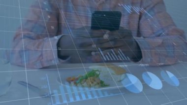 Restoranda akıllı telefon kullanan bir adamın orta bölümündeki istatistiksel veri işleme animasyonu. Bilgisayar arayüzü ve iş veri teknolojisi kavramı