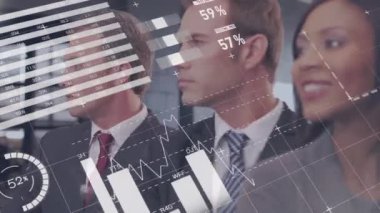 Ofiste duran çeşitli iş adamları grubuna karşı istatistiksel veri işleme animasyonu. Bilgisayar arayüzü ve iş veri teknolojisi kavramı